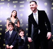 Messi estuvo acompañado por su familia en la gala. AFP