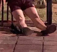 Sentado en una silla del Parque de Colsag quedó Edgar Torres Mendoza, quien era comerciante y estaría concretando un negocio junto con otro hombre que resultó herido.  Cortesía