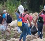 La resolución permite que los venezolanos semanalmente puedan llevar hasta $1,7 millones en productos. De los cuales, $1,3 millones son para alimentos, entre otros. Esto facilita el acopio de mercancías para la reventa. Archivo La Opinión