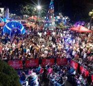 Centenares de personas se reunieron en el parque 29 de Mayo para observar el encendido de las luces navideñas en Ocaña. Cortesía