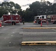 Unidades del cuerpo de bomberos llegaron hasta la base militar de Pearl Harbor, luego de que un marinero atacara a balazos a varias personas, en hechos que son materia de investigación. AFP