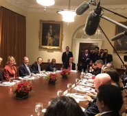 El comentario despertó risas del presidente Trump y el grupo de diplomáticos, por el juego de palabras: "china" en inglés significa vajilla o porcelana, y se pronuncia igual que "China", el nombre del país. @jeffmason1