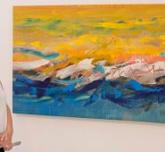 La presidenta de la Fundación Vearte, Laura León Ramírez, observa uno de los cuadros de Enrique Lobo, Premio de Grabado en Venezuela. Luis Alfredo Estévez