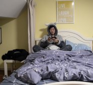 Durante el día, el joven Zhuansun Xu de 22 años es un vendedor de divisas en Pekín. Durante la noche, chatea con clientas que le pagan para que se convierta en su "novio", lo que ha hecho durante el pasado año. AFP