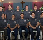 Nestor Carvajal,Oscar Uribe, Jaksson Estupiñán, Juan Pablo Ballesteros, José Villamizar y el padre Mauricio Cuadros. Sentados: Javier Cuadros, Johan Villamizar, José Niño, Oscar Reyes y Gabriel Ávila. Alfredo Estévez