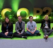 De izquierda a derecha, los jóvenes defensores del clima Arshak Makichyian, Chloe McCann, Toby Thorpe, Erik Christiansson, Vega Minsson y Lea Ilardo, ,en Madrid, sede de la conferencia COP25. AFP