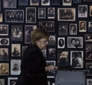 Merkel insistió en que cada una de las 1,1 millones de personas muertas en Auschwitz tenía "un nombre, una dignidad inalterable, un origen y una historia". AFP