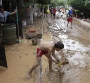 Los niños también participan en esta jornada de limpieza. Juan Pablo Cohen/La Opinión