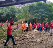 Ayer, un grupo de voluntarios limpiaron las riberas del río Pamplonita, bajo los puentes Jorge Gaitán Durán y Araújo (San Luis). La Opinión