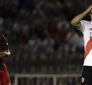 esta vez el que tomó la posta fue el colombiano ‘Juanfer’ Quintero, héroe de River en aquella finalísima en Madrid, pero estrelló su remate en el poste izquierdo. AFP