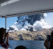 La explosión lanzó una gran cantidad de ceniza y piedras al aire. AFP