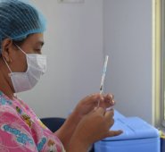 Mantener el esquema de vacunación al día es la recomendación más frecuente que ofrecen las autoridades sanitarias para evitar el contagio de este virus. Menores de 2 años y adultos mayores son los más propensos. Cortesía
