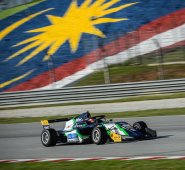 La colombiana que compite con la escudería mexicana Telmex Claro inició la Formula 3 asiática con un octavo lugar en la clasificación general, luego de ocupar el cuarto y noveno puesto en la primera fecha.
Internet