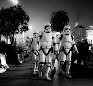 Gracias a un innovador reciclaje de tomas filmadas de la más reciente trilogía, la cinta aún gira alrededor de Fisher, tres años después de su muerte. AFP