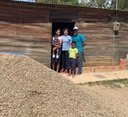 La ayuda consiste en entregarle los materiales de construcción que fueron recolectados por todos y darle parte de la mano de obra que se requiere para edificar la vivienda de esta humilde familia. Cortesía