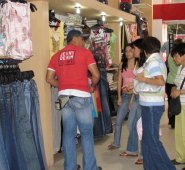 El 37% de los colombianos usa la prima para pagar deudas; el 29% para sus compras navideñas; el 17% la destinará a turismo y sólo el 13% la ahorrará. Archivo