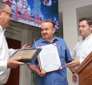 Zócimo Ramírez, rector del Instituto Técnico Nacional de Comercio recibe de manos del concejo Carlos Abreo.
 César Obando