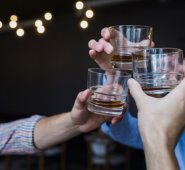 No comprar alcohol en ventas ambulantes y verificar el rótulo de la botella son algunos consejos. Freepik.es