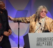 En esta foto de archivo tomada el 14 de junio de 2018, el cantante de gospel estadounidense Brandon Victor Dixon presenta un premio al miembro del Salón de la Fama de los Cantautores, Allee Willis, durante la 49a Cena de Inducción y Premios Anuales del Salón de la Fama de los Compositores. AFP