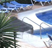 La niña tenía nueve años, su padre 52, y el niño, de nacionalidad estadounidense, 16. La familia se encontraba de vacaciones en el club La Costa World, en la ciudad andaluza de Mijas, cerca de Málaga (sur). @Ahogamiento