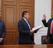 Momento en que el director reelecto de Corponor, Gregorio Angarita Lamk, toma juramento para el periodo 2020-2023. Junto con él, el gobernador (e) Anelfi Balaguera y el gobernador electo, Silvano Serrano Guerrero. César Obando/La Opinión