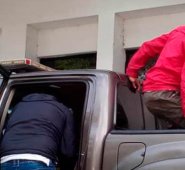 Los oficiales de la Policía optaron por trasladar a las mujeres en una unidad patrullera al Hospital Central de San Cristóbal. Cortesía