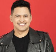 Su música, que hoy es escuchada en 79 países, es una versión melodiosa de sus vivencias. “Me inspiro en lo que vivo, en lo que veo, todo eso lo plasmo en lo que escribo”, agregó Celedón, que vino a la Perla del Norte para cantar en la tradicional Fiesta de Locos del Club Tennis. Colprensa y Alicia Pepe