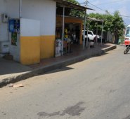 Miguel Ángel Soto Pérez cayó desplomado y mal herido, en la mitad de esta calle. Mario Caicedo