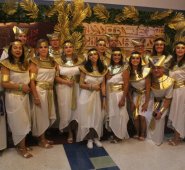 Alexander Salas, Rosa Escalante,Gabriel Eusse, Mery Villegas,Miguel Eusse, Astrid Bencardino, Valentina Bencardino, Claudia Beltrán, Federico Bencardino, Magaly Blanco, Valentina Villamizar, Orlando Villamizar, Rosendo Caceres, Nena Gómez, Patricia Martín y Manuel Moros. Cortesía