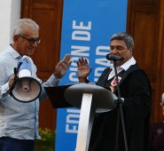 Ante el notario séptimo de Cúcuta, Manuel Carrizosa Álvarez, y acompañado de su inseparable megáfono, el alcalde electo de la ciudad, Jairo Tomás Yáñez Rodríguez, tomó juramento, ayer, de su cargo. Mario Caicedo/La Opinión