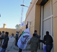 Manifestantes entran a la fuerza a la embajada de EEUU en Bagdad. AFP