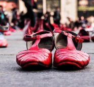 La muerte violenta de las mujeres por razones de género está tipificada en nuestro sistema penal como feminicidio. Colprensa