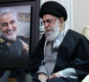 El general Qasem Soleimani, emisario de Teherán para asuntos iraquíes, y un líder pro-iraní en Irak fueron asesinados en una incursión estadounidense en Bagdad, ordenada por el presidente Donald Trump, tres días después de un asalto inédito de la embajada de Estados Unidos por manifestantes pro-iraníes. AFP