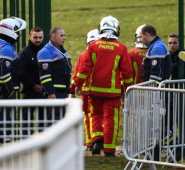 La policía y los bomberos se reúnen el 3 de enero de 2020 en un parque de la ciudad de Villejuif, al sur de París, donde un hombre mató a cuchillo a una persona e hirió al menos otras dos. AFP
