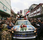 Los iraquíes rodean el coche que transporta los ataúdes del poderoso general iraní Qasem Soleimani y del hombre iraní en Irak, Abu Mehdi al Muhandis, muerto en una incursión estadounidense, en su funeral en el barrio de Kazimiya, Bagdad, el 4 de enero de 2020. AFP
