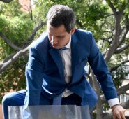 El Diputado Juan Guaidó intentó sin éxito saltar la reja para ingresar al Palacio Legislativo, ayer, hacia el mediodía, donde se autoproclamó presidente de la Asamblea Nacional de Venezuela, el chavista Luis Parra. Sin embargo, horas más tarde Guaidó fue reelegido en una sesión en el periódico El Nacional. AFP