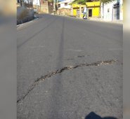 Estas fueron las grietas que le aparecieron al recién pavimento de la carretera que conduce hacia el barrio 28 de Febrero. Alfredo Estévez