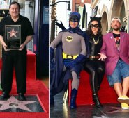 Burt Ward (izquierda) en su ceremonia del Hollywood. El actor y director Kevin Smith, en el centro con gorra, lo acompañó. AFP