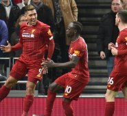 El Liverpool derrotó a Totteham por la mínima diferencia en condición de visitante, extendiendo su liderato con 61 puntos perseguido por Leicester que tiene 45. Los rojos buscan ser campeones de su liga por primera vez desde 1990.  AFP