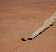 La octava etapa del rally consistirá en un recorrido de 716 km (477 de ellos de especial) alrededor de Wadi Al Dawasir, en Arabia Saudita. AFP