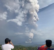 La gente toma fotos tras una explosión freática del volcán Taal. Vista desde la ciudad Tagaytay, en la provincia de Cavite. La última erupción del Taal data de 1977. AFP