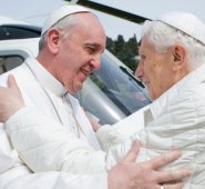 El papa emérito Benedicto XVI (derecha) reaccionó ante la posibilidad de que su sucesor Francisco (izquierda) apruebe la ordenación de hombres casados para regiones remotas. Archivo