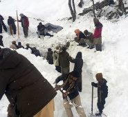 "Tememos que algunas personas se encuentren aún cubiertas por las avalanchas", señaló, agregando que las nevadas se reanudaron en las áreas afectadas, lo que complicó las operaciones de rescate. AFP