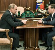 Vladimir Putin y el saliente jefe de gabinete, Dimitri Medvedev. AFP