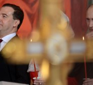 Dimitri Medvedev (izquierda) presentó la renuncia, un inesperado anuncio, tras el discurso del jefe de Estado en el que propuso reformas constitucionales. AFP