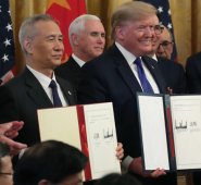 Trump firmó el acuerdo con el viceprimer ministro de China Liu He, que fue el principal negociador de Pekín. AFP