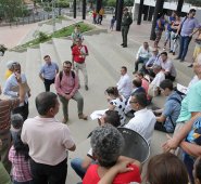 El secretario del Gobierno de Cúcuta, Francisco Cuadros, escuchó ayer a ediles y usuarios del campo santo para tratar de encontrar caminos que conduzcan a aclarar la polémica que acosa al cementerio municipal. Mario Caicedo/La Opinión