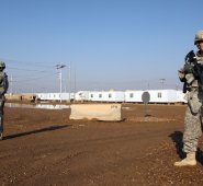 Desde fines de octubre han sido disparados decenas de cohetes contra bases iraquíes que albergan a soldados estadounidenses, matando a un subcontratista norteamericano, el 27 de diciembre. Estados Unidos acusa a facciones armadas iraquíes pro-Irán de estar detrás de estos ataques. AFP