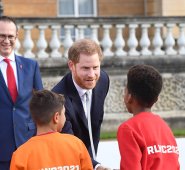 El príncipe Harry, duque de Sussex, de Gran Bretaña, saluda y conversa con los niños
de la escuela antes del sorteo de la Copa Mundial de la Liga de Rugby 2021 en el Palacio
de Buckingham en Londres. AFP