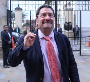 Santos está en el ojo del huracán desde el año pasado, cuando se filtró una conversación que tuvo el embajador con la entrante canciller, Claudia Blum, en donde criticaba la gestión diplomática que tiene Estados Unidos.  Colprensa